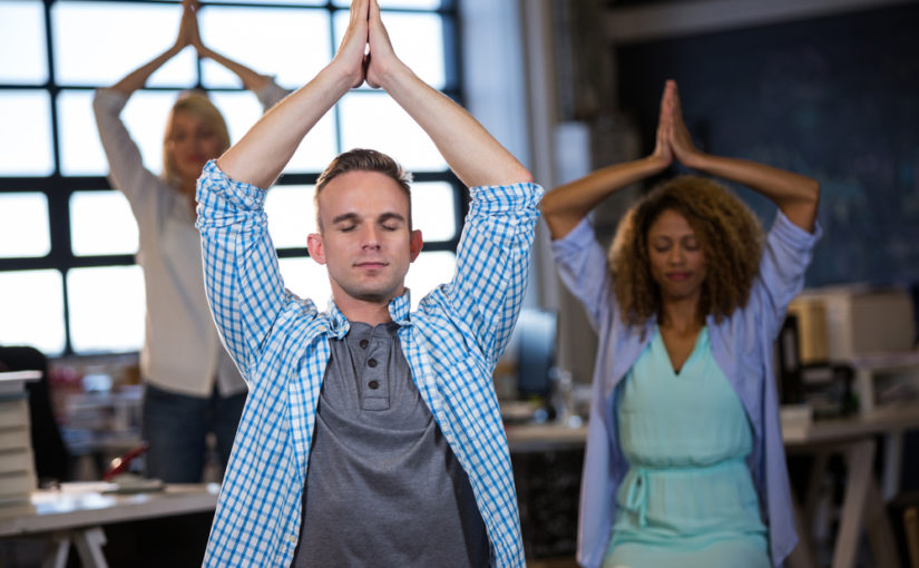 posturas de yoga para combatir el estrés