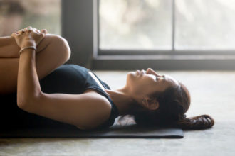 ejercicios de yoga para gestionar las emociones